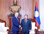 Vietnamese Party chief visits former top leaders of Laos